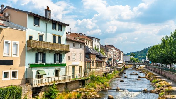 La ville d'Epinal, traversée par la Moselle