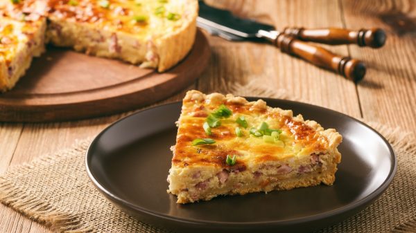 La délicieuse traditionnelle quiche lorraine