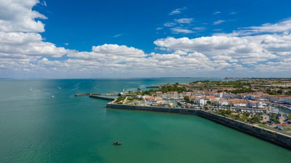 Vista aérea del puerto y del pueblo, Isla de Ré 