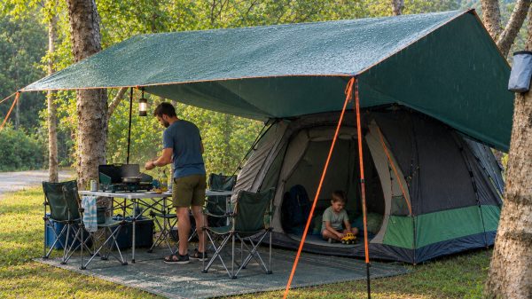 Una lona puede ayudarte a disfrutar de tus vacaciones de acampada