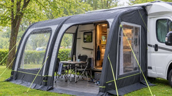 Equípate con un toldo para mayor comodidad durante tu estancia