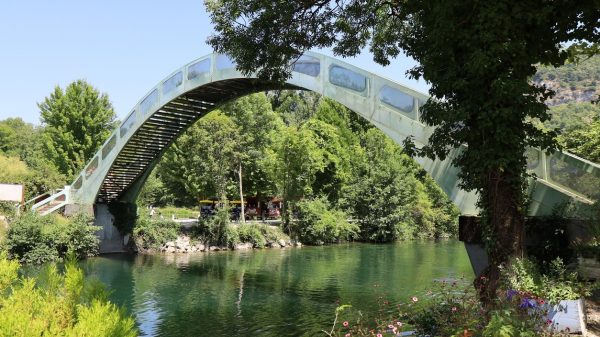 A Chanaz, la passerelle surplombe le canal de Savière