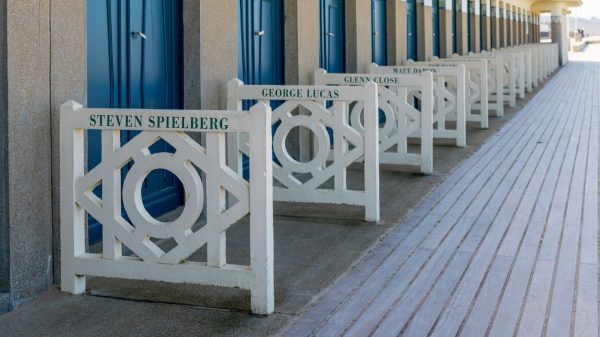 De beroemde strandhutten met verwijzingen naar het Amerikaanse filmfestival en de namen van acteurs en regisseurs 