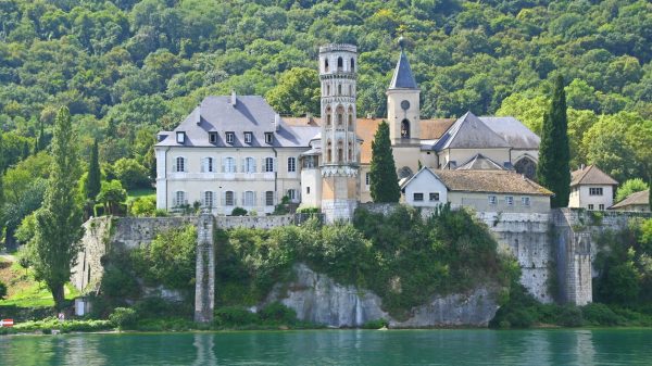 L'abbaye de Hautecombe, au bord du lac du Bourget