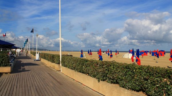 De Promenade des Planches langs het strand in Deauville 