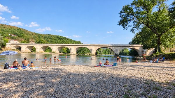 Playa de guijarros cerca del puente de Lanzac