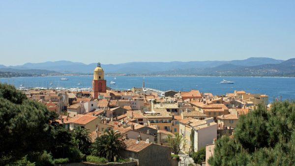 Vista del pueblo de Saint-Tropez con el Mediterráneo debajo 