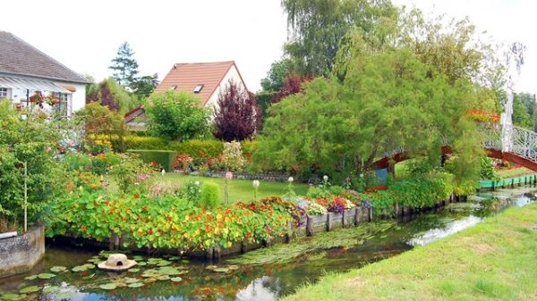 Amiens can also resemble a lakeside town with its "hortillonnages"