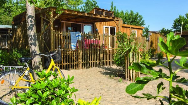 Un hébergement haut de gamme dans un camping en bord de mer