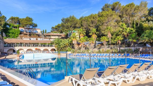 La piscine californienne du camping est chauffée toute la saison