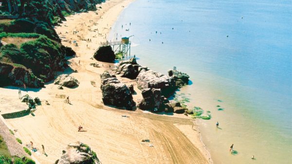 La playa se encuentra a 200 m del camping 