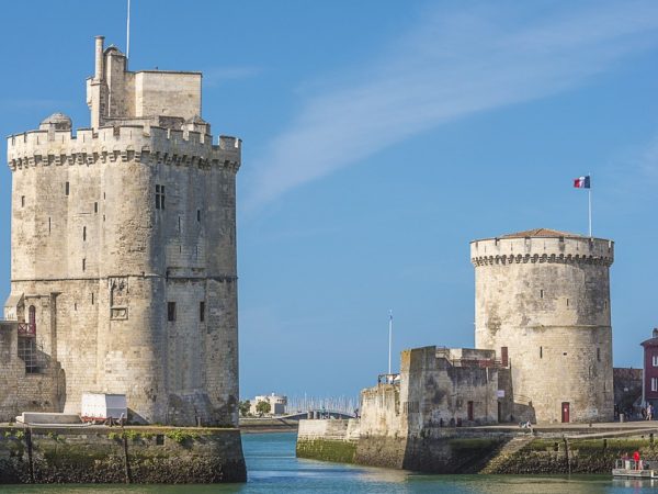 Deux des trois tours sur le port de La Rochelle
