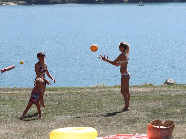 Détente et fraîcheur sur la plage de Paladru