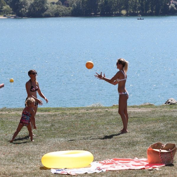 Relax and cool off on Paladru Beach