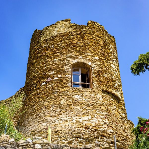 Uitzicht op de overblijfselen van het kasteel van Fos
