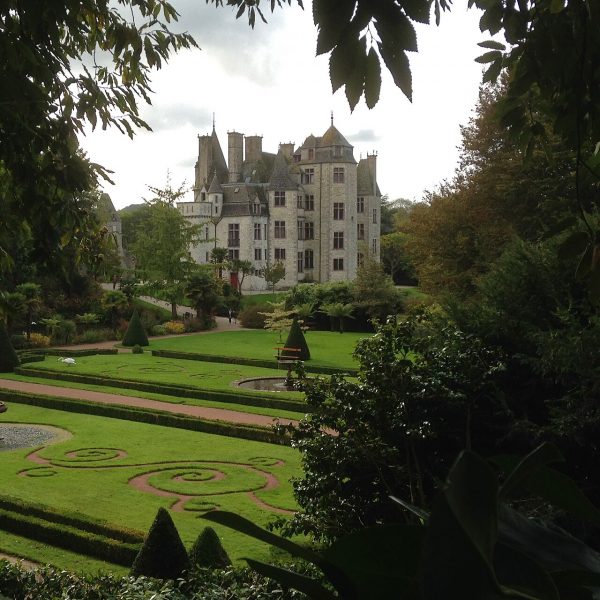 Le château des Ravalet, à Tourlaville, depuis les hauts du parc